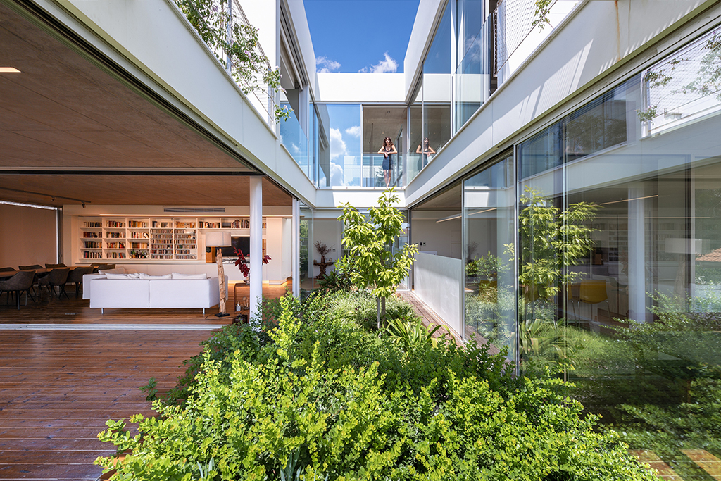 Garden House In The City – Integrating the park inside